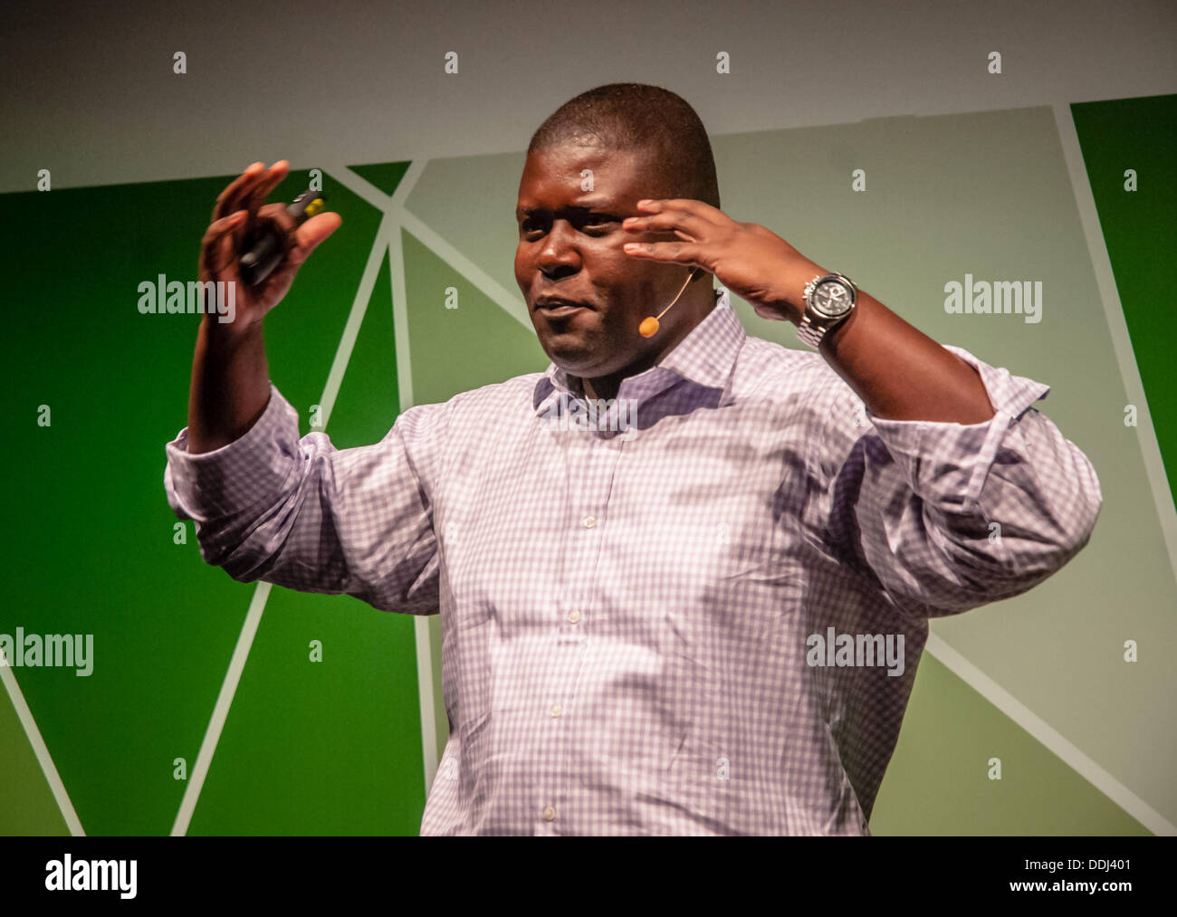 Bandi Mbubi parlando al Campus Party Europa all'Arena O2, Regno Unito Foto Stock