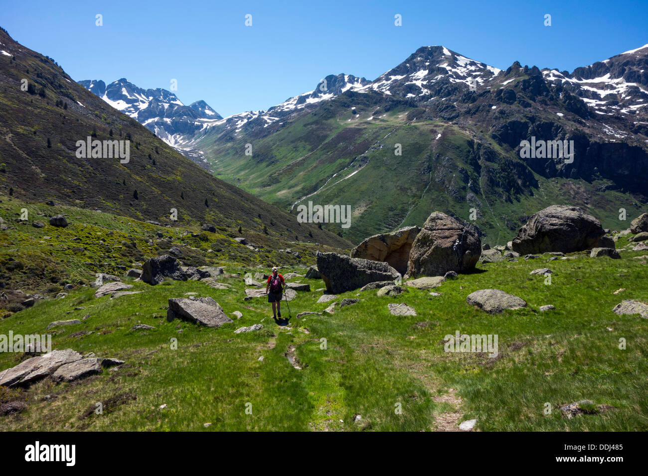 Figura femminile in rosso a piedi nei Pirenei francesi Foto Stock