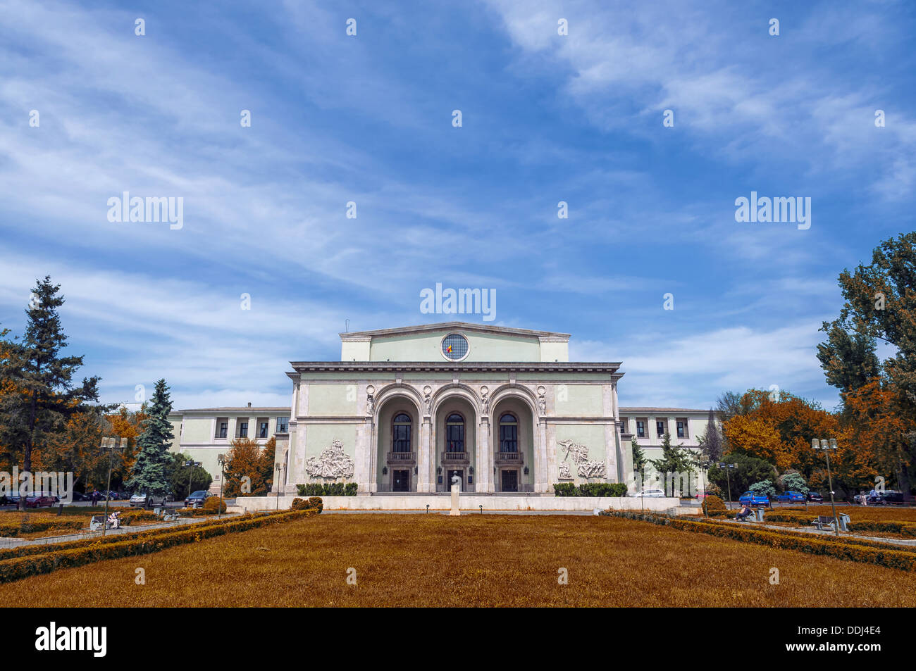 Nazionale rumeno facciata Opera a Bucarest, in Romania. Chiamato anche "Bucarest National Opera", fu costruita nel 1953 Foto Stock