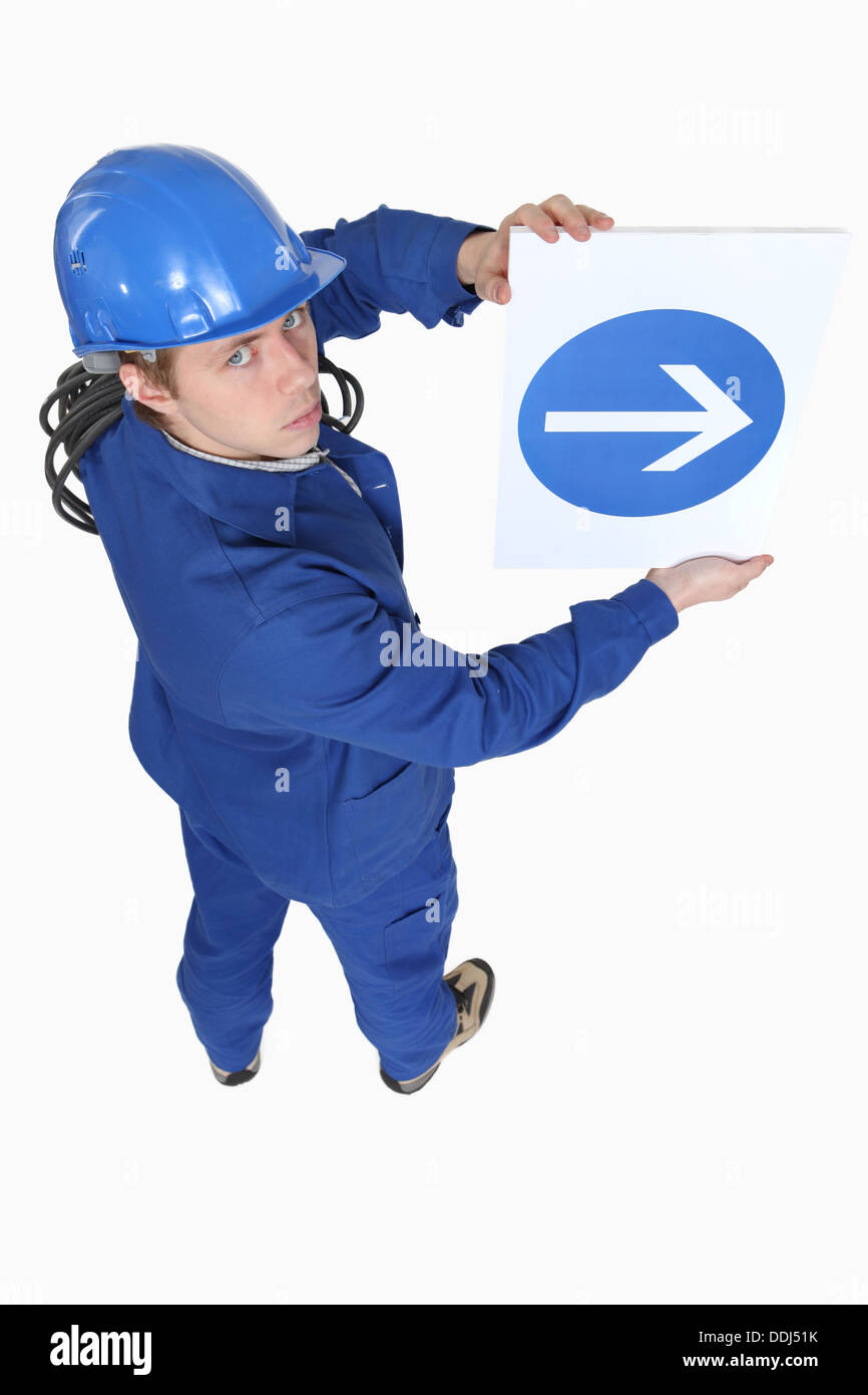Artigiano tenendo un etichetta di direzione Foto Stock