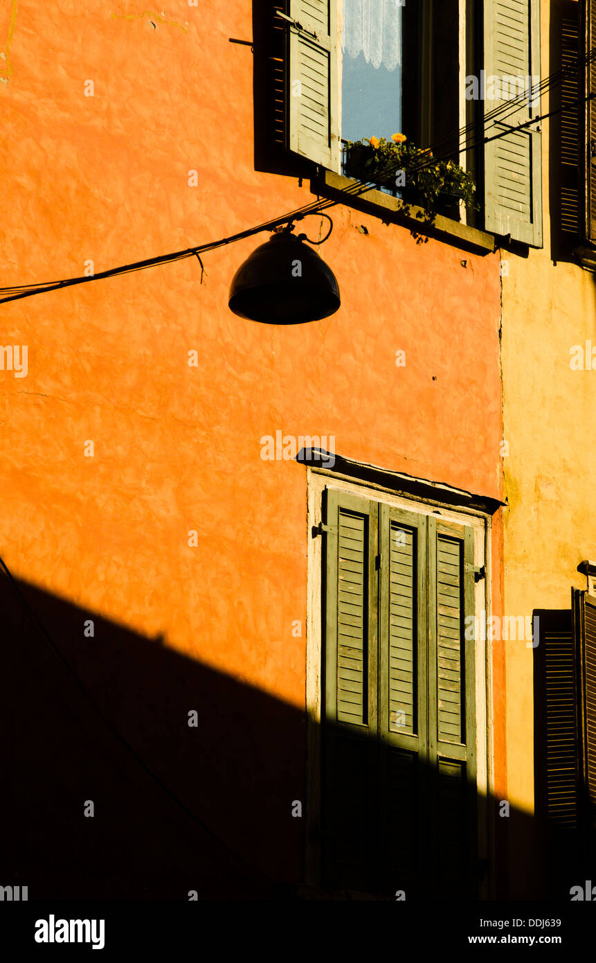 Silhouette di lampada in strada a Salò Lago di Garda Brescia Lombardia Italia Foto Stock