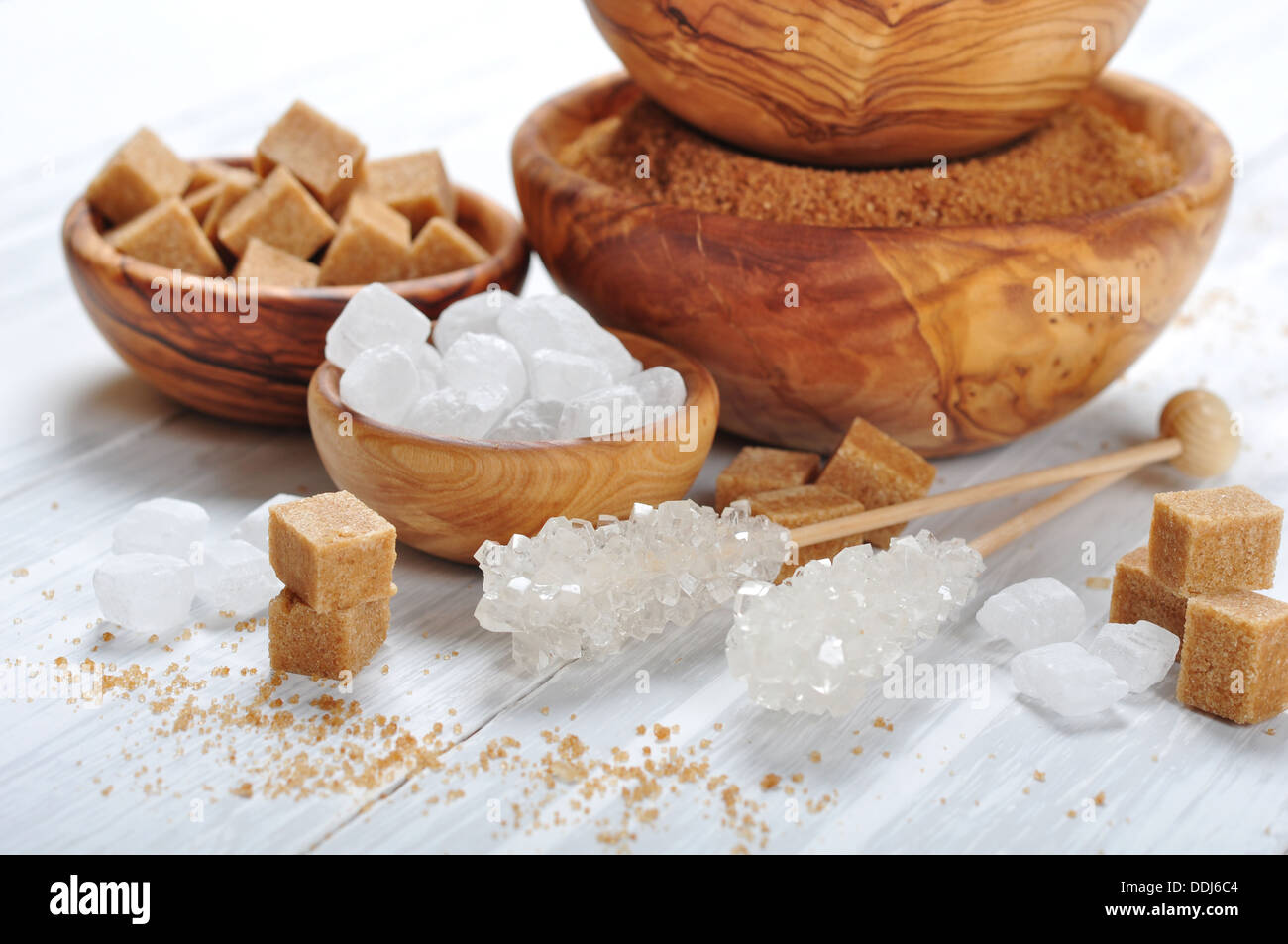 Marrone e bianco zucchero in ciotole di legno closeup Foto Stock