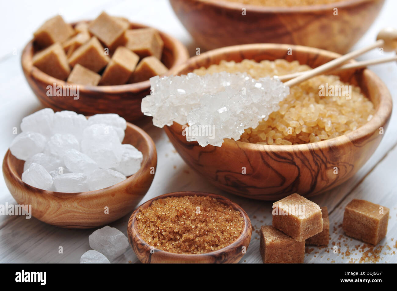 Marrone e bianco zucchero in ciotole di legno closeup Foto Stock