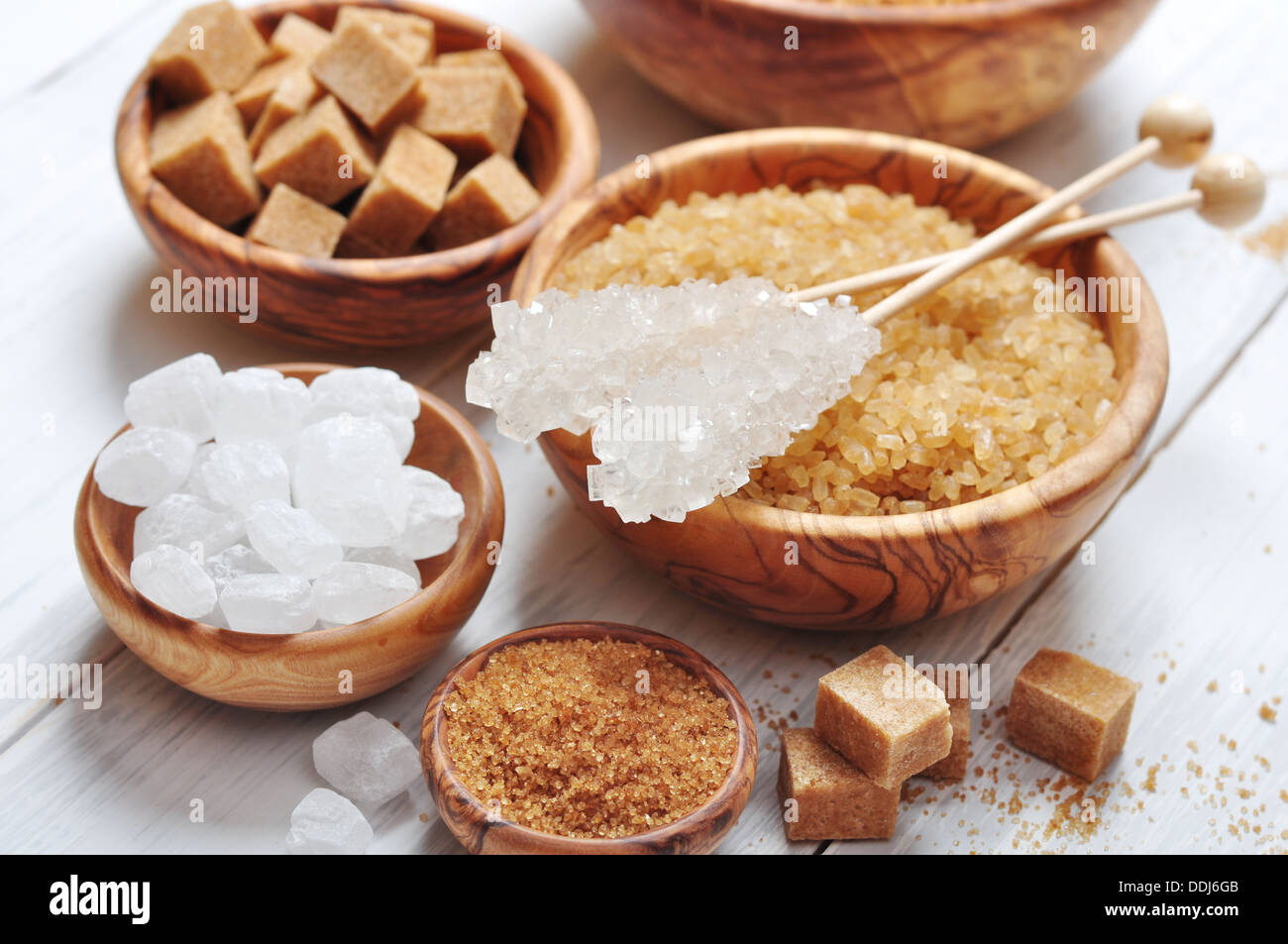 Marrone e bianco zucchero in ciotole di legno closeup Foto Stock
