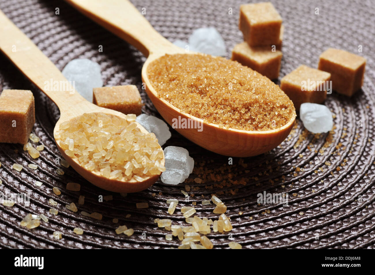 Marrone e bianco zucchero nel cucchiaio di legno in primo piano Foto Stock