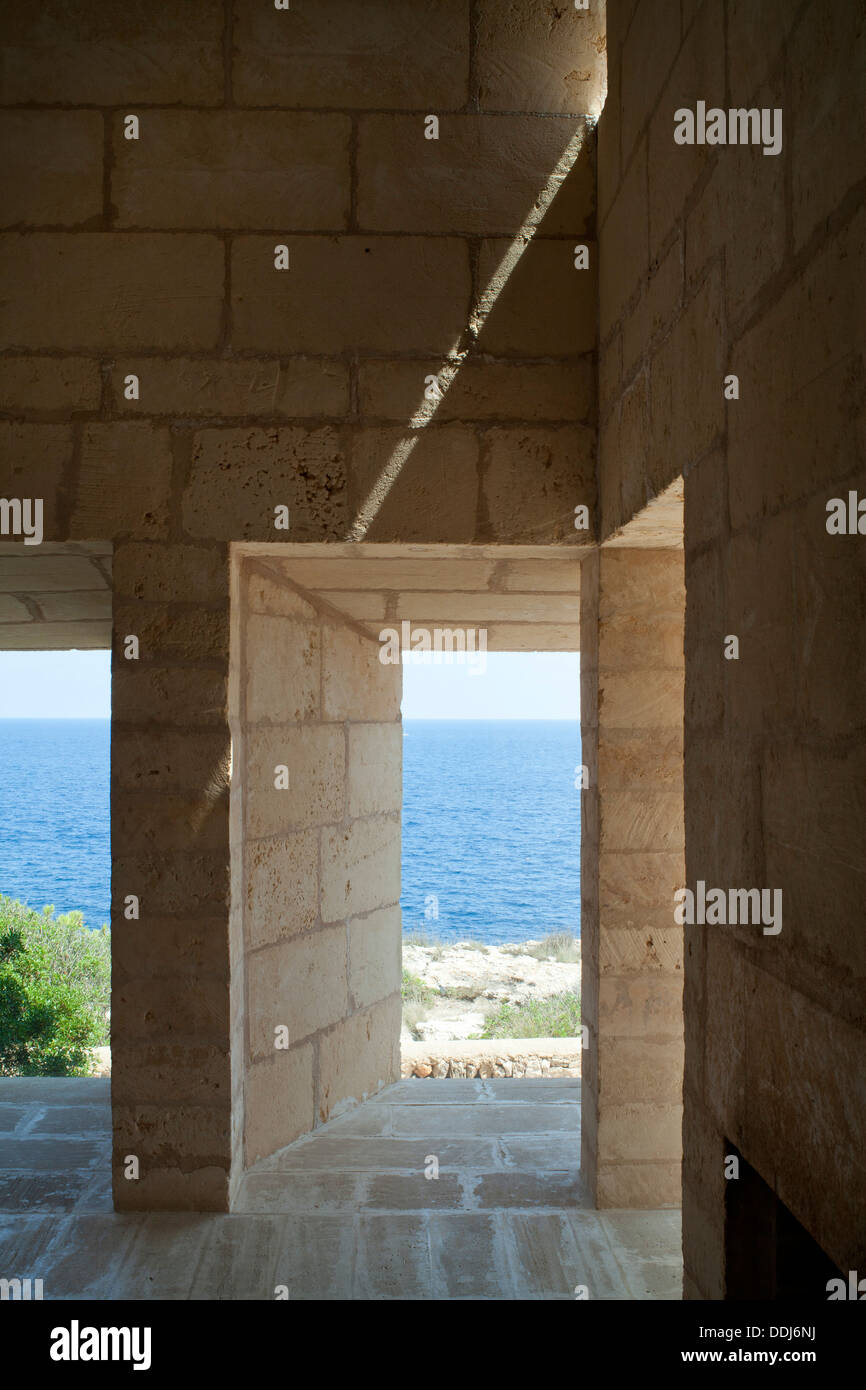 Can Lis, Mallorca, Spagna. Architetto: Utzon, Jorn, 1971. Angolo della stanza vivente con albero della luce attraverso piccoli windo lucernario Foto Stock