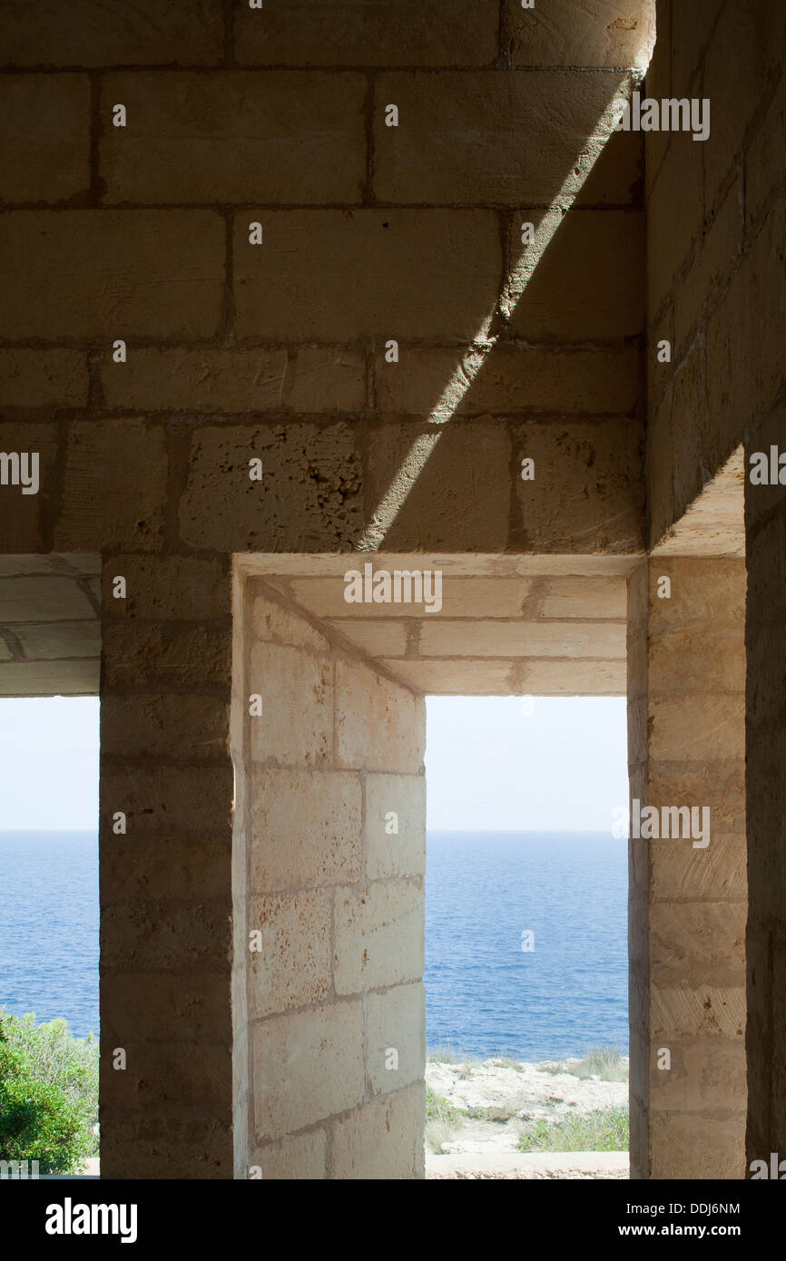 Can Lis, Mallorca, Spagna. Architetto: Utzon, Jorn, 1971. Angolo della stanza vivente con albero della luce attraverso piccoli windo lucernario Foto Stock