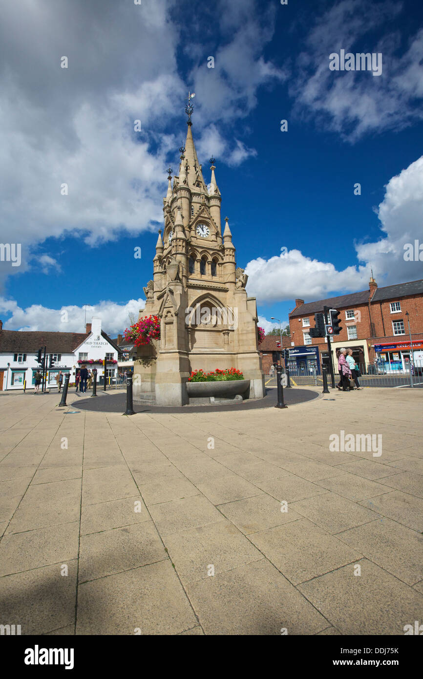 Il Shakespeare Memorial Fontana e la Torre dell Orologio Stratford upon Avon Warwickshire England Regno Unito Foto Stock