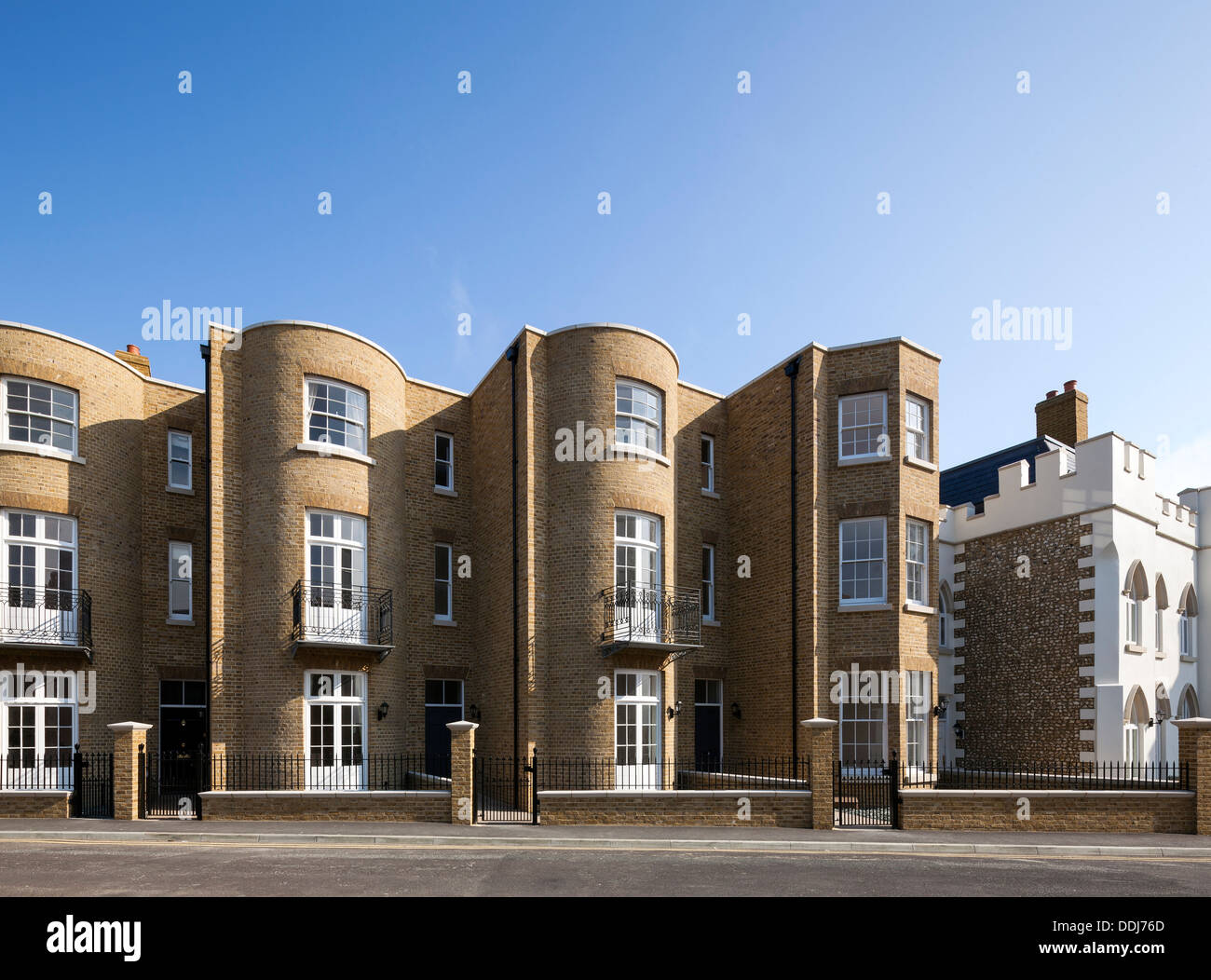 Royal Harbour View, Ramsgate, Regno Unito. Architetto: Madigan Browne architetti, 2013. Vista della strada al mattino che mostra Foto Stock