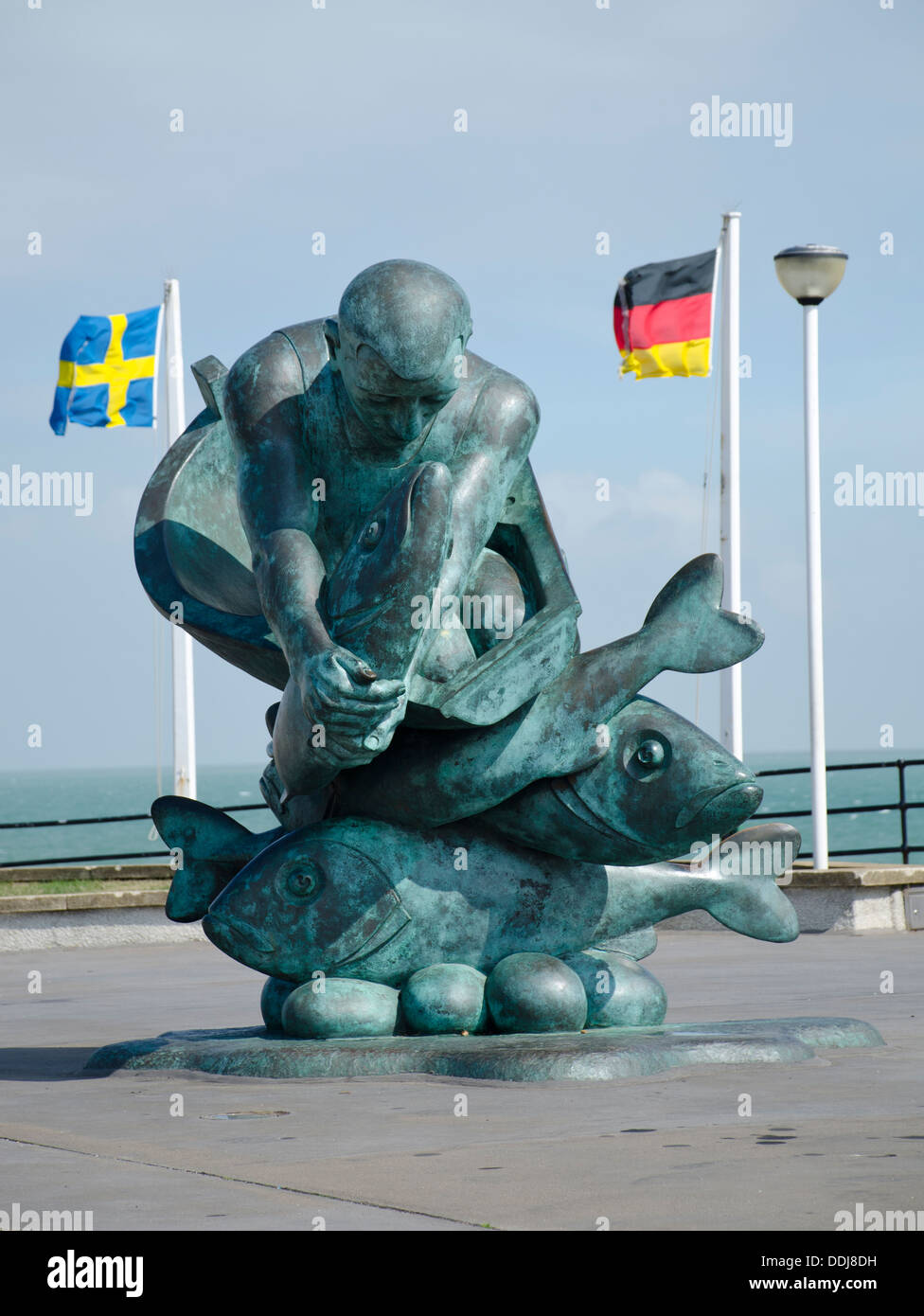 Statua in bronzo, "abbracciando il mare", opera dello scultore Giovanni Buck è stato commissionato per l'ingresso al molo di trattativa. Foto Stock