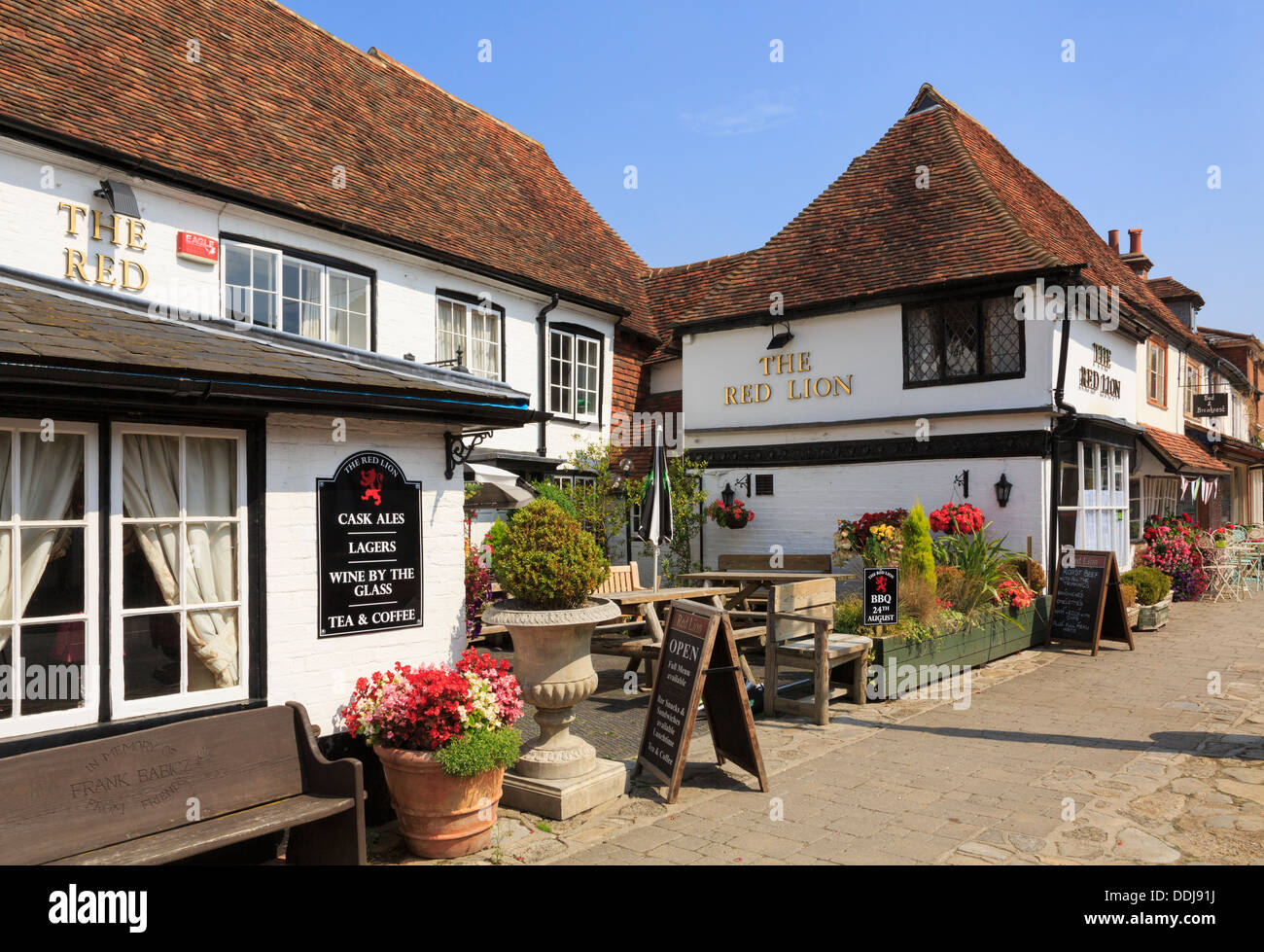 Il Pub Red Lion nel pittoresco villaggio di Wealden di Biddenden, Kent, Inghilterra, Regno Unito, Gran Bretagna, Europa Foto Stock