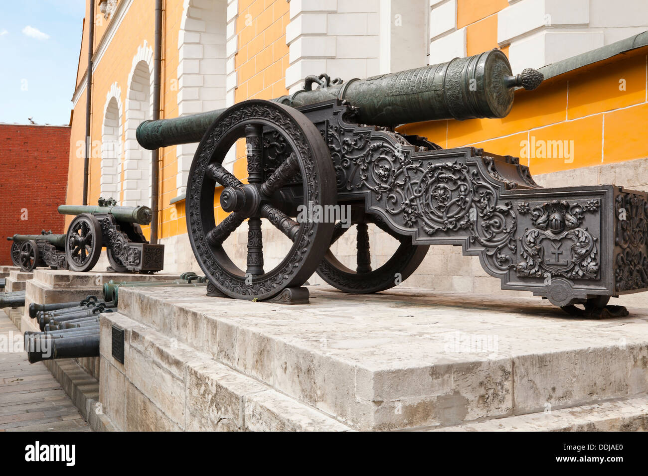 Vecchi cannoni di artiglieria vicino arsenale del Cremlino di Mosca. La Russia. Foto Stock