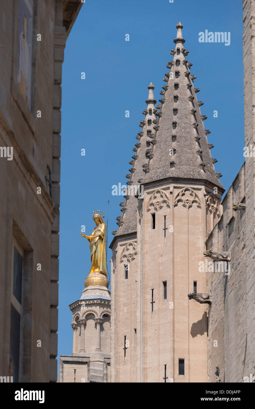 La statua della Vergine Maria, il Palazzo dei Papi di Avignone, Francia Foto Stock