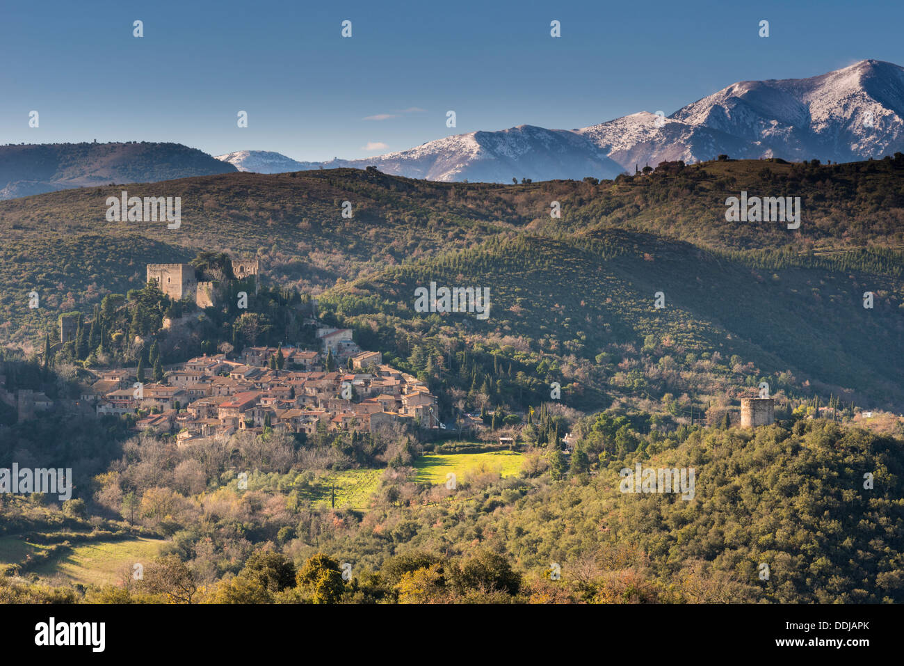 Vista su Castelnou village, Pyrénées-Orientales, Languedoc-Roussillon , France Foto Stock