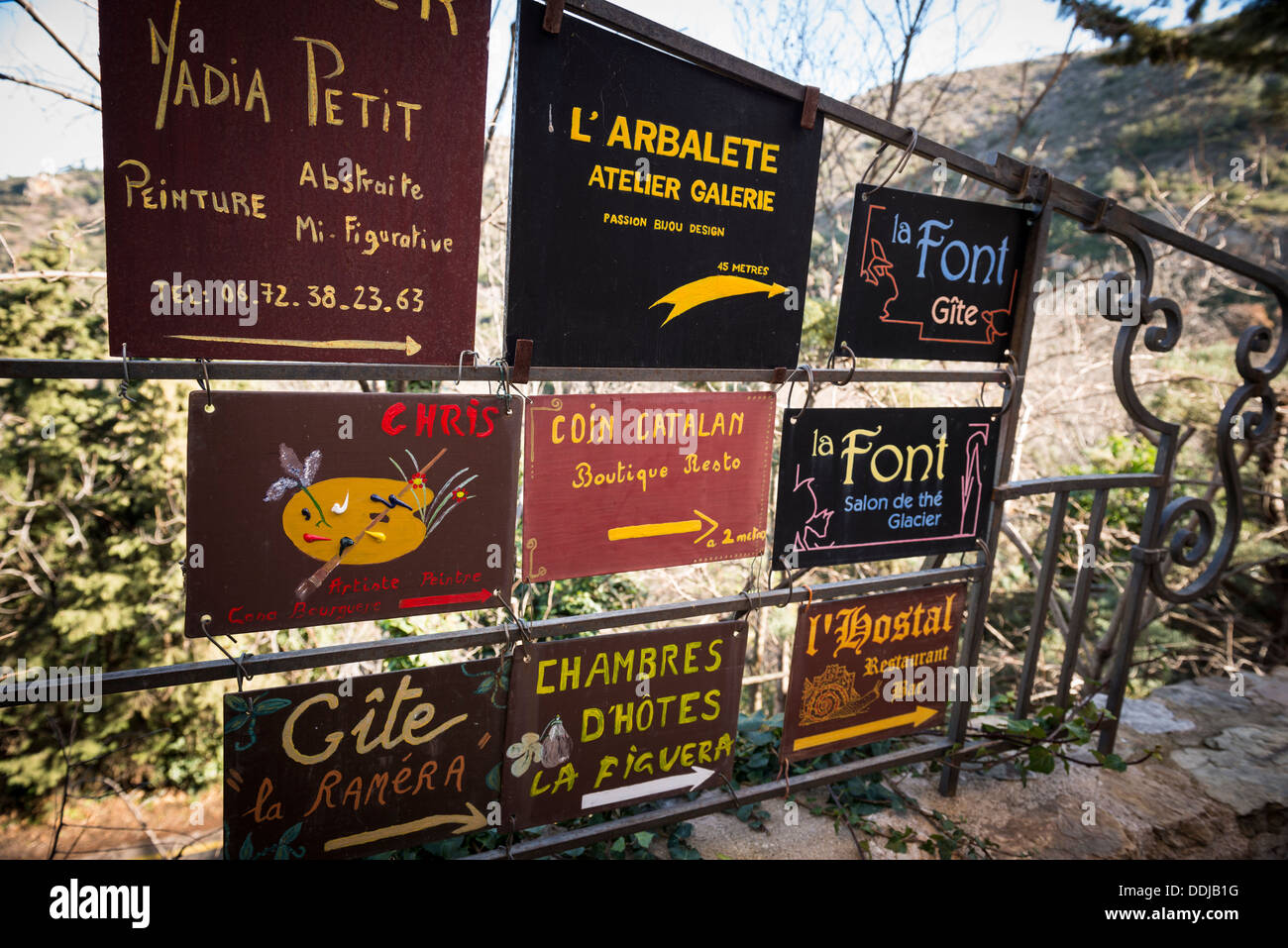 Vari segni aziendali in Castelnou Pyrénées-Orientales, Languedoc-Roussillon, Francia Foto Stock