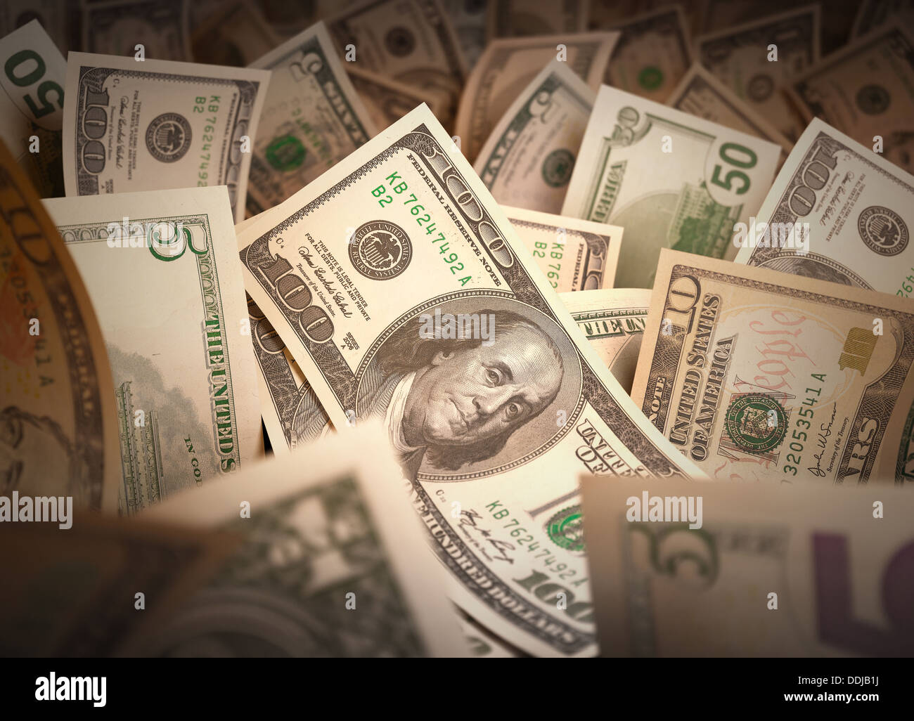 Risparmio di denaro con il centinaio di dollaro nel centro evidenziato. Foto Stock