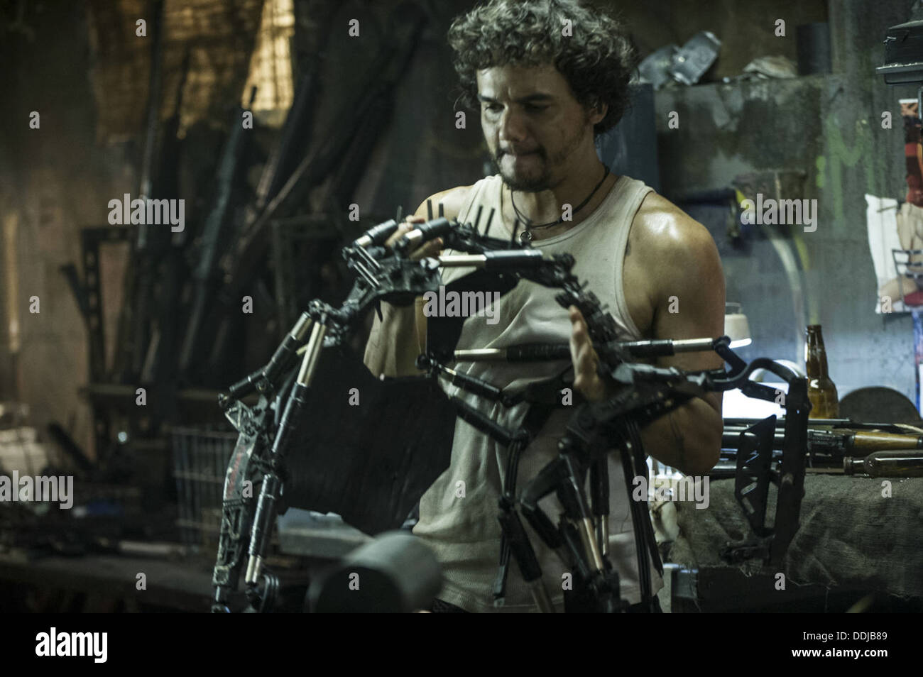 ELYSIUM (2013) WAGNER MOURA NEILL BLOMKAMP (DIR) 010 COLLEZIONE MOVIESTORE LTD Foto Stock