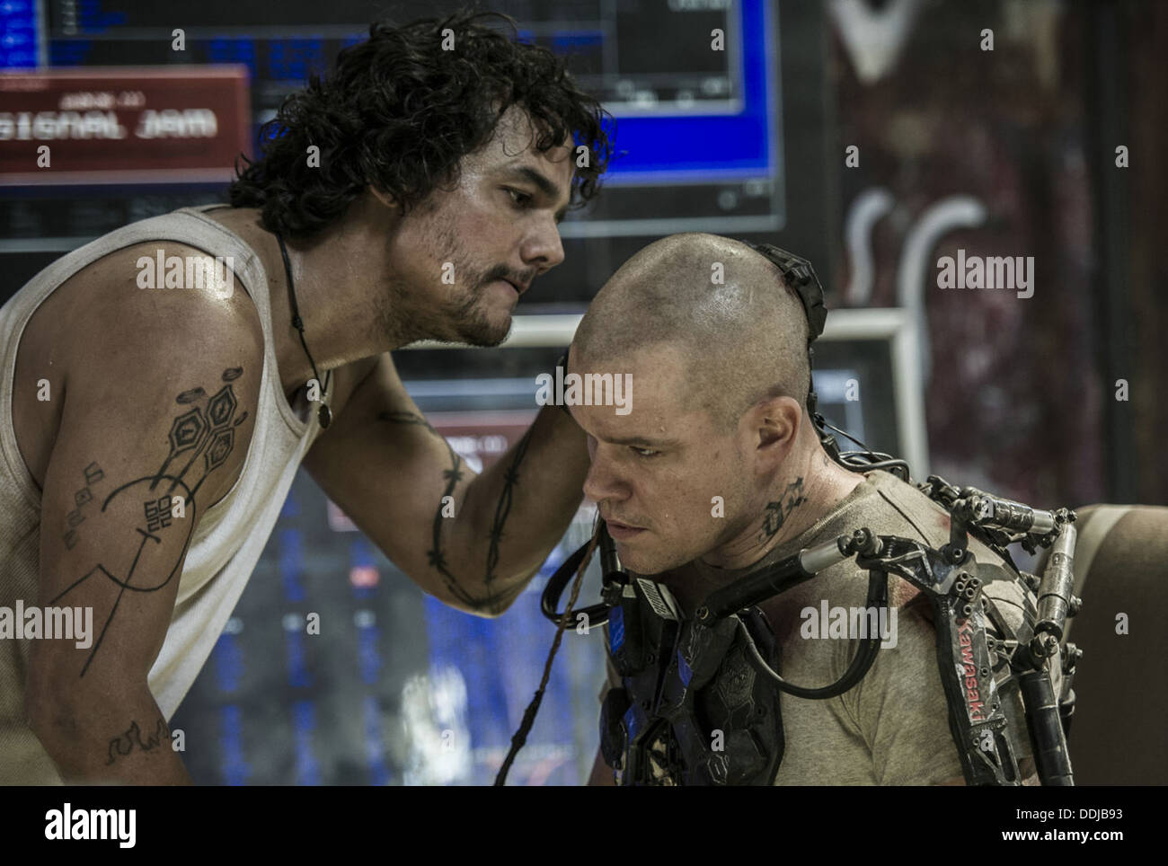 ELYSIUM (2013) WAGNER MOURA, matt damon NEILL BLOMKAMP (DIR) 012 COLLEZIONE MOVIESTORE LTD Foto Stock