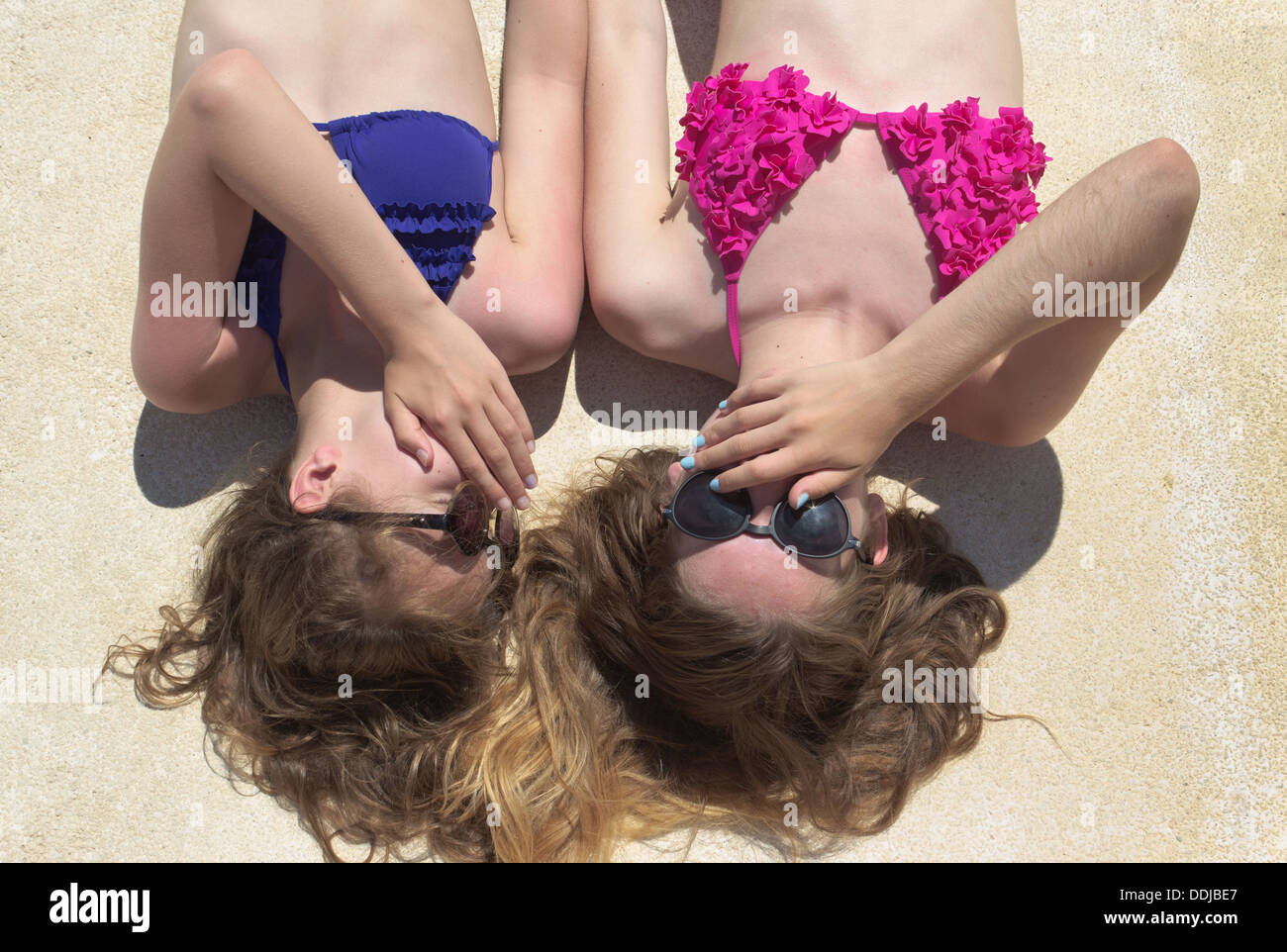 Due ragazze adolescenti whispering segreti. Foto Stock