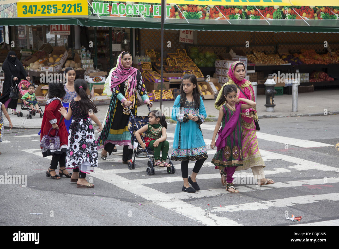 Immigrato pakistano Neighbourhood durante il Pakistan indipendenza celebrazioni a Brooklyn, New York. Foto Stock