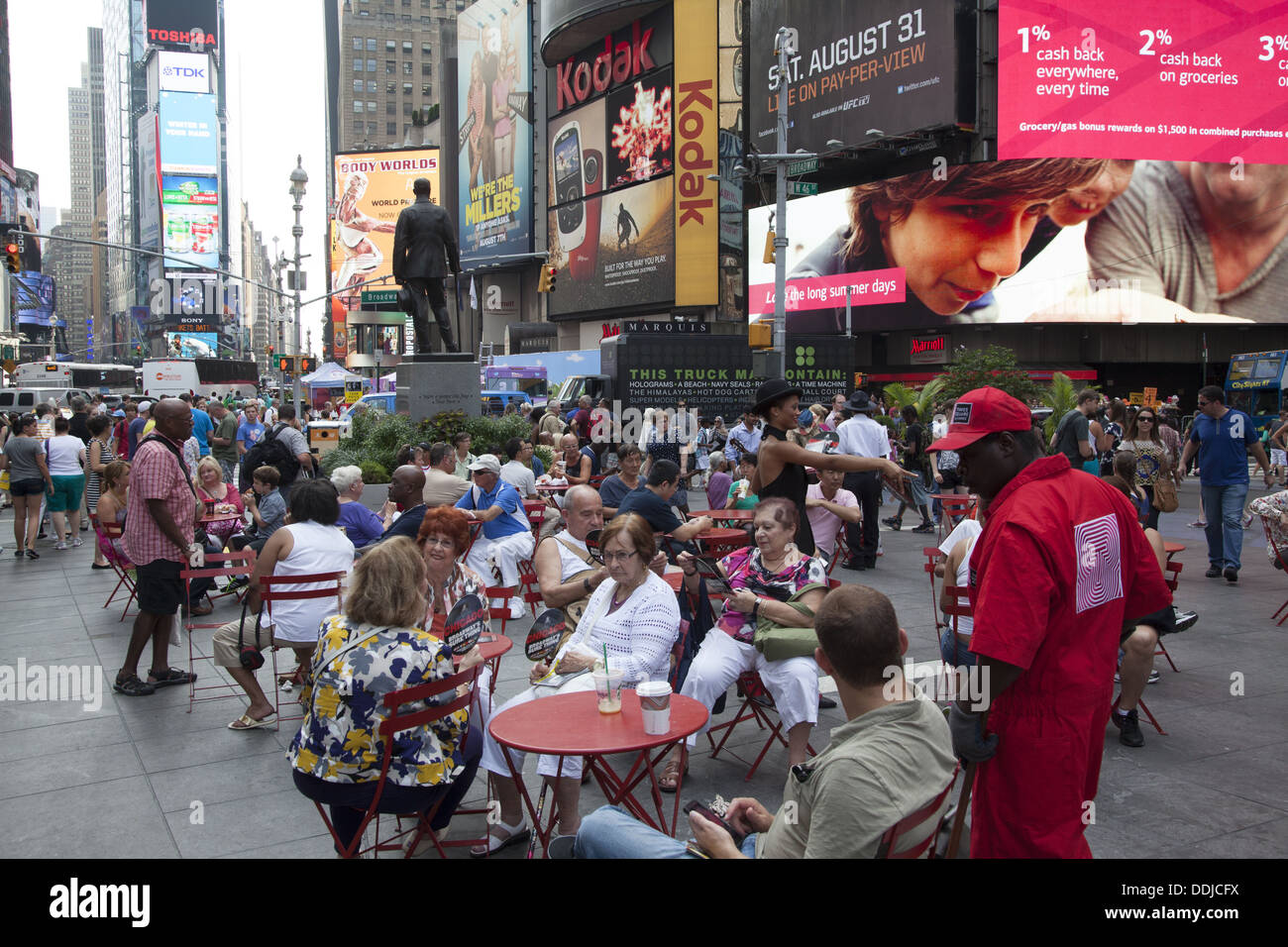 I turisti potrete rilassarvi in una delle zone pedonali lungo Broadway nella zona di Times Square a Manhattan. Foto Stock