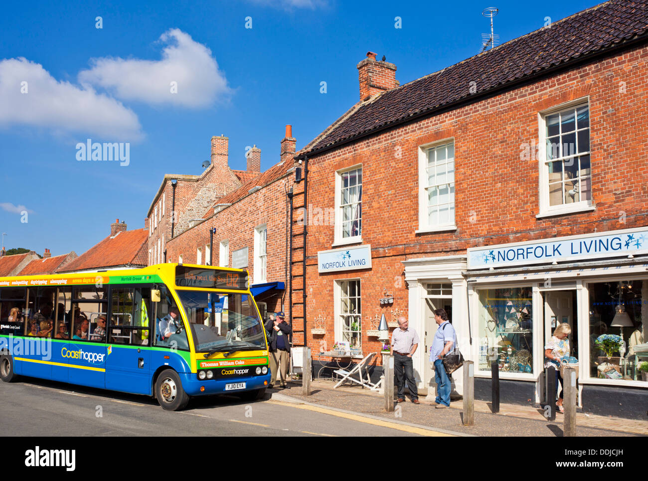 La costa di Norfolk tramoggia servizio autobus alla fermata Borgo centro Burnham Market North Norfolk England Regno Unito GB EU Europe Foto Stock