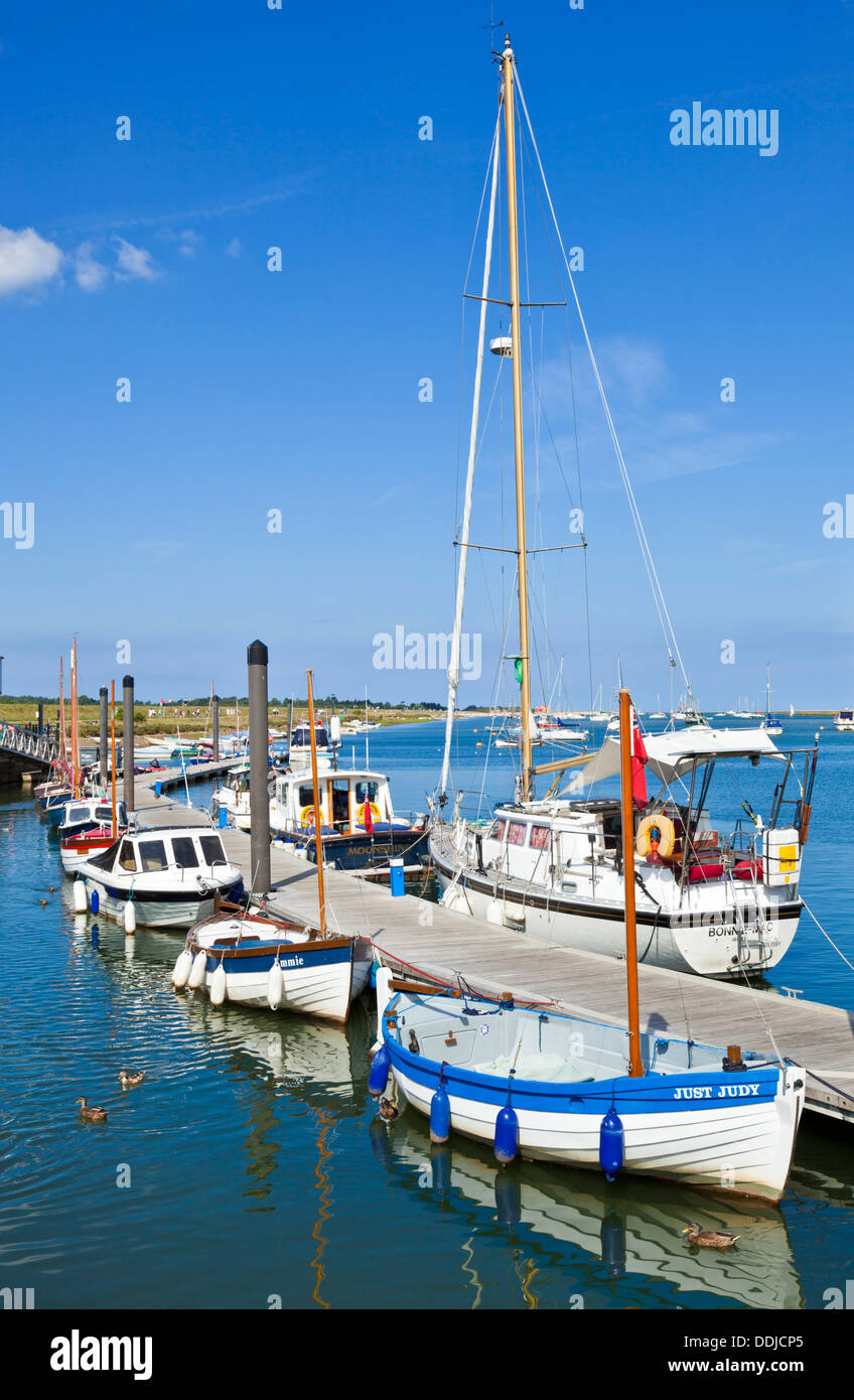 Porto e molo con barche da pesca pozzetti accanto al mare Costa North Norfolk England Regno Unito GB EU Europe Foto Stock