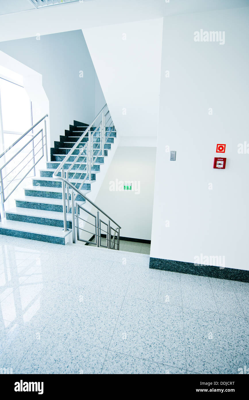 Scala - uscita di emergenza in edificio per uffici Foto Stock