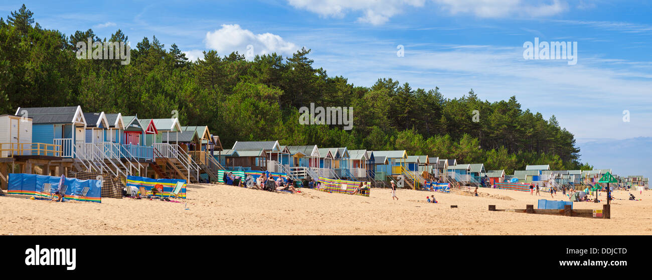 Spiaggia affollata e cabine a Wells accanto al mare Costa North Norfolk England Regno Unito GB EU Europe Foto Stock