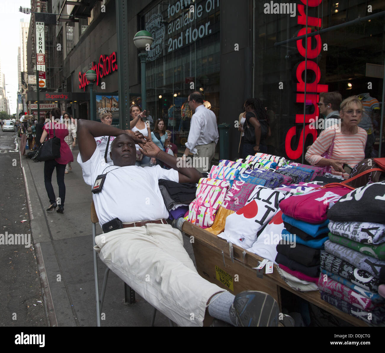 T-shirt venditore in una posa rilassata vicino a Times Square a Manhattan NYC. Foto Stock