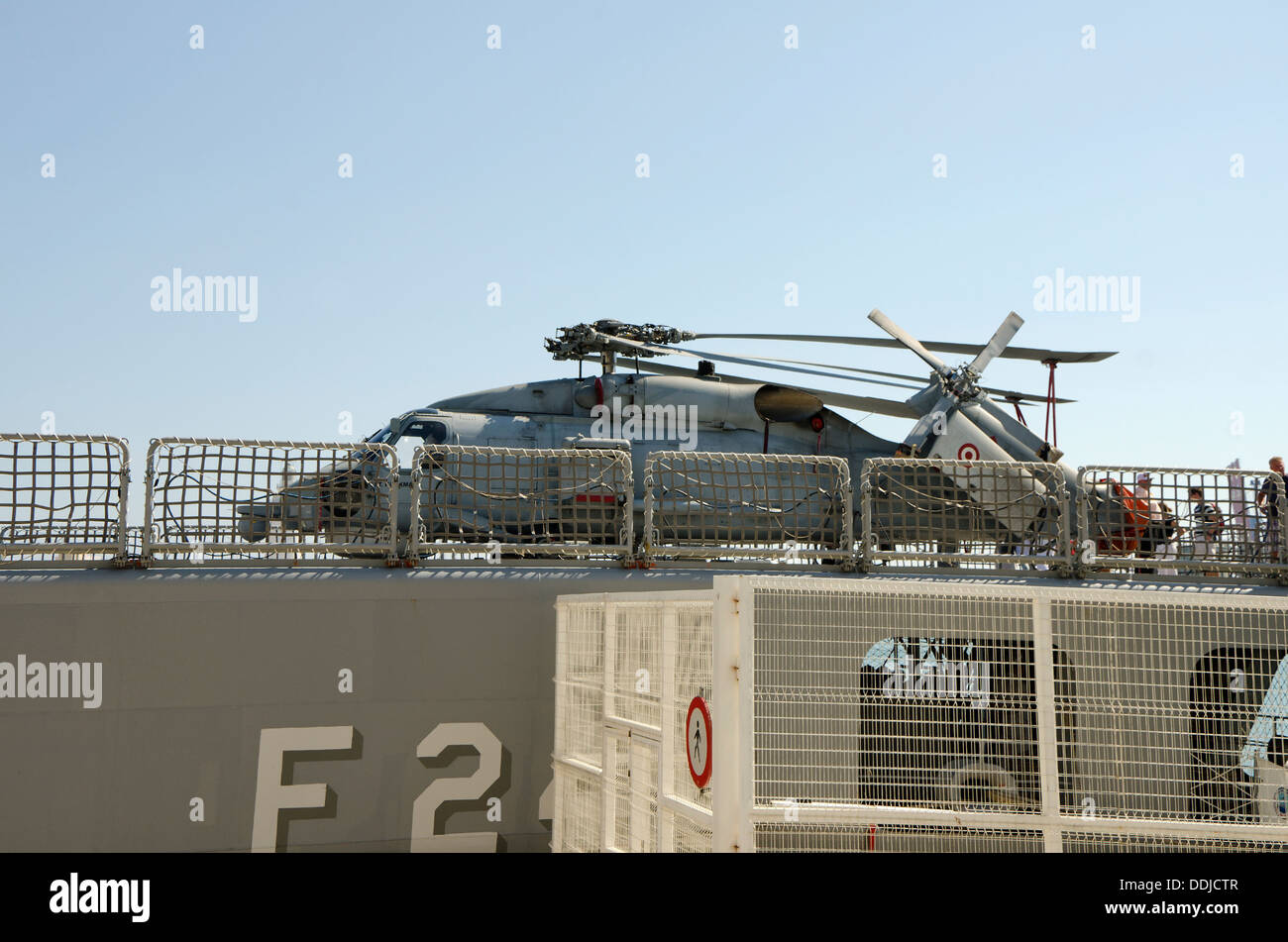Sikorsky Seahawk navy elicottero sulla piattaforma di atterraggio della Marina turca nave Salih Reis nel porto di Malaga, Spagna. Foto Stock