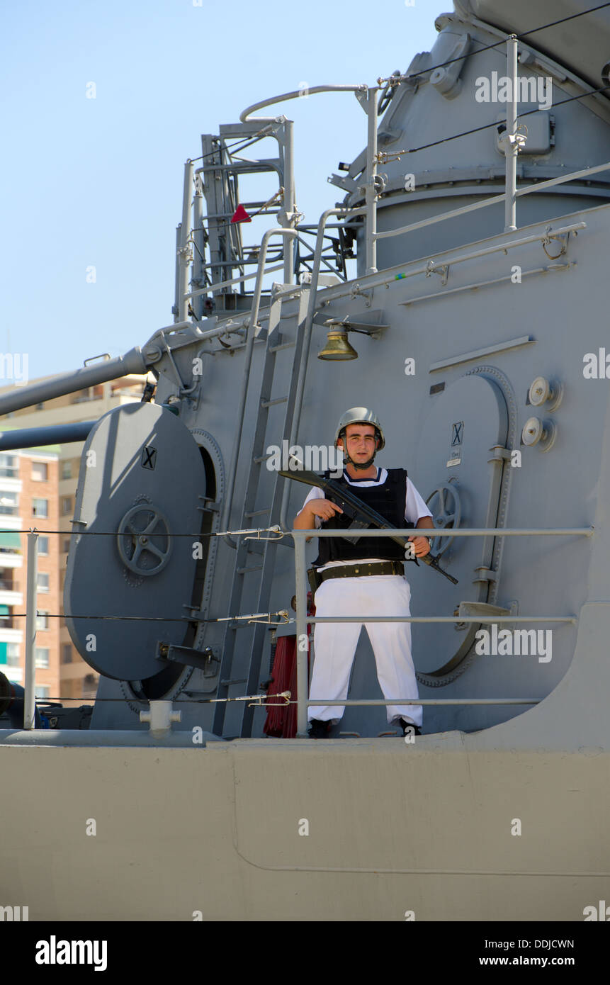 Il personale della marina con la mitragliatrice a bordo della fregata turca Salih Reis della Nato nel porto di Malaga in Spagna Foto Stock