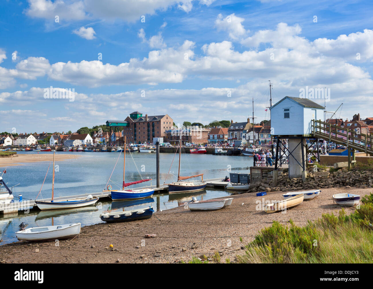 Porto con barche da pesca pozzetti accanto al mare Costa North Norfolk England Regno Unito GB EU Europe Foto Stock