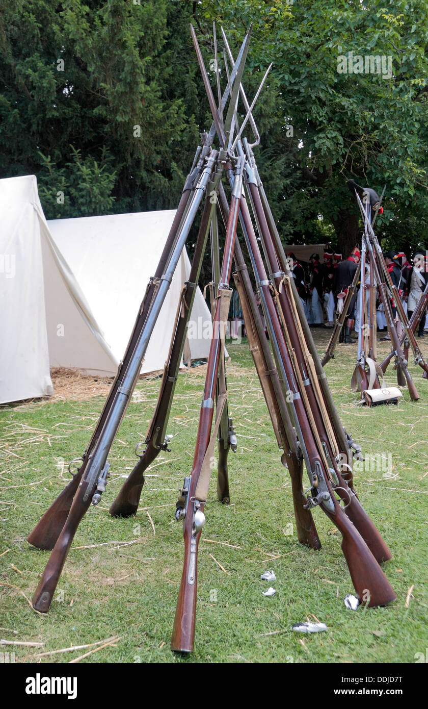 Un fucile pila in un francese di rievocazione gruppo tende campeggio vicino alla Butte du Lion sul campo di battaglia di Waterloo, Belgio. Foto Stock