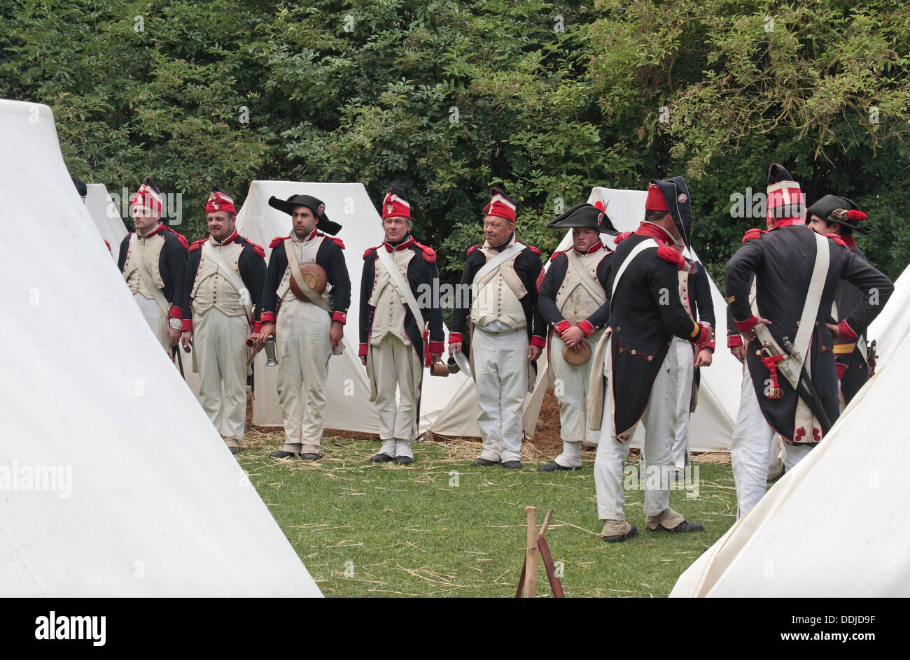 Un francese di rievocazione gruppo Impostare un campo in tenda vicino alla Butte du Lion sul campo di battaglia di Waterloo, Belgio. Foto Stock