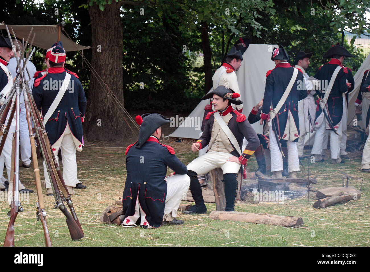 Un francese di rievocazione gruppo Impostare un campo in tenda vicino alla Butte du Lion sul campo di battaglia di Waterloo, Belgio. Foto Stock