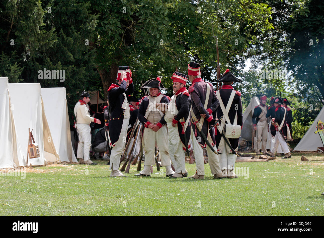 Un francese di rievocazione gruppo Impostare un campo in tenda vicino alla Butte du Lion sul campo di battaglia di Waterloo, Belgio. Foto Stock