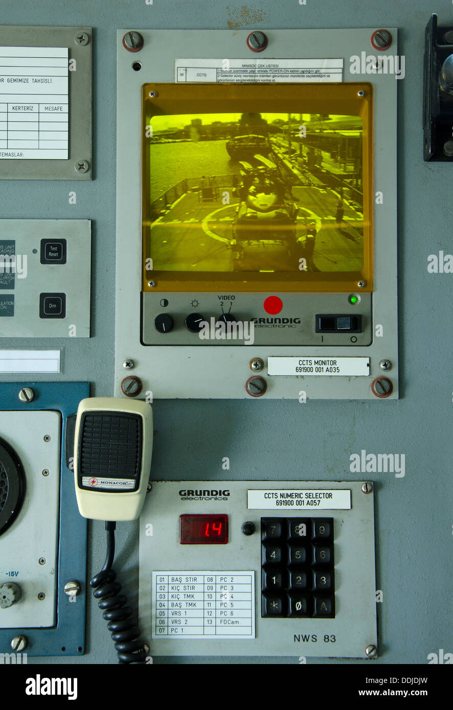 Cruscotto di una fregata della marina con il monitor mostra elicottero sul ponte inferiore nel porto di Malaga, Spagna. Foto Stock