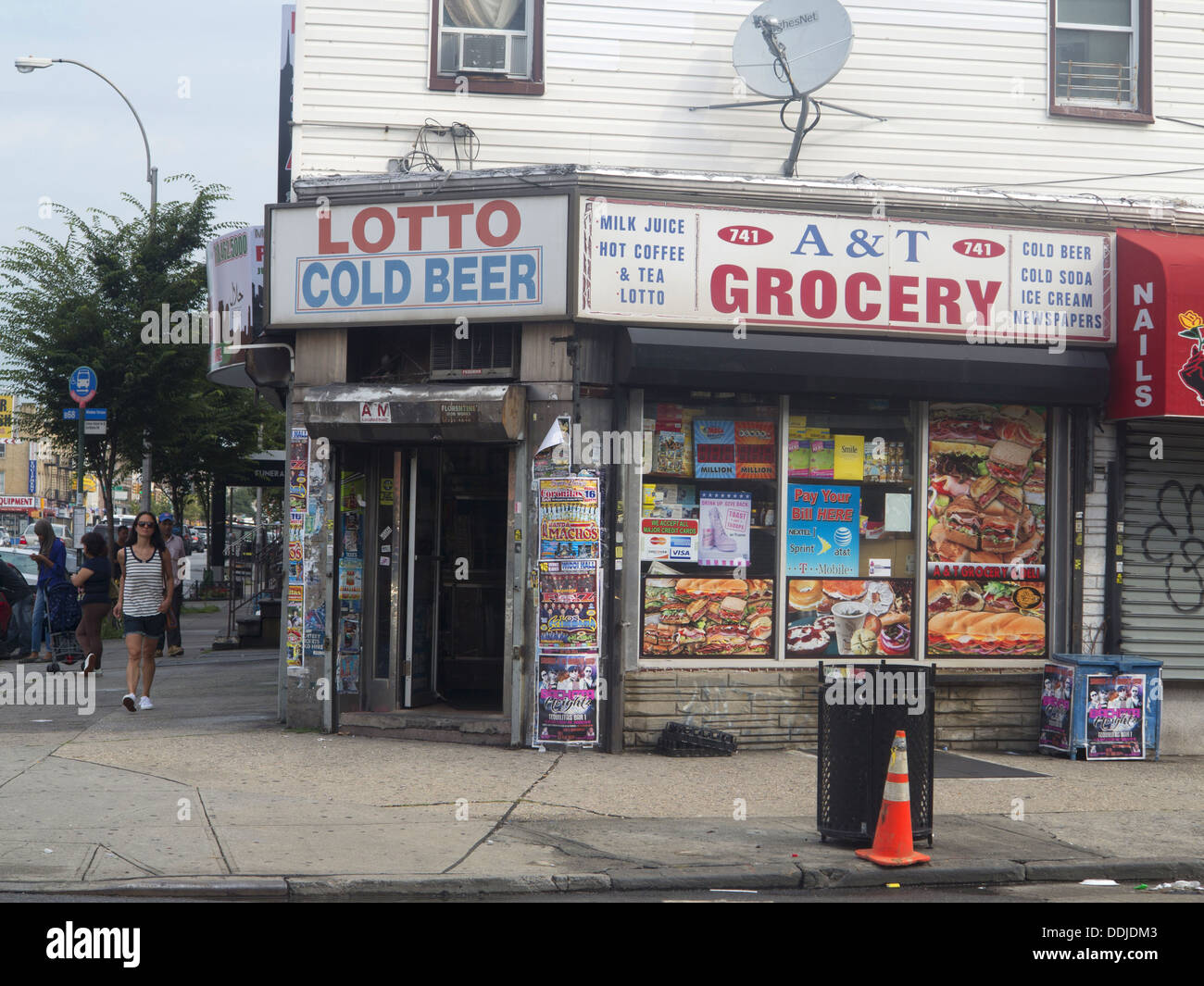 Piccola drogheria a Coney Island Avenue e Cortelyou Rd. in Brooklyn, New York. Foto Stock