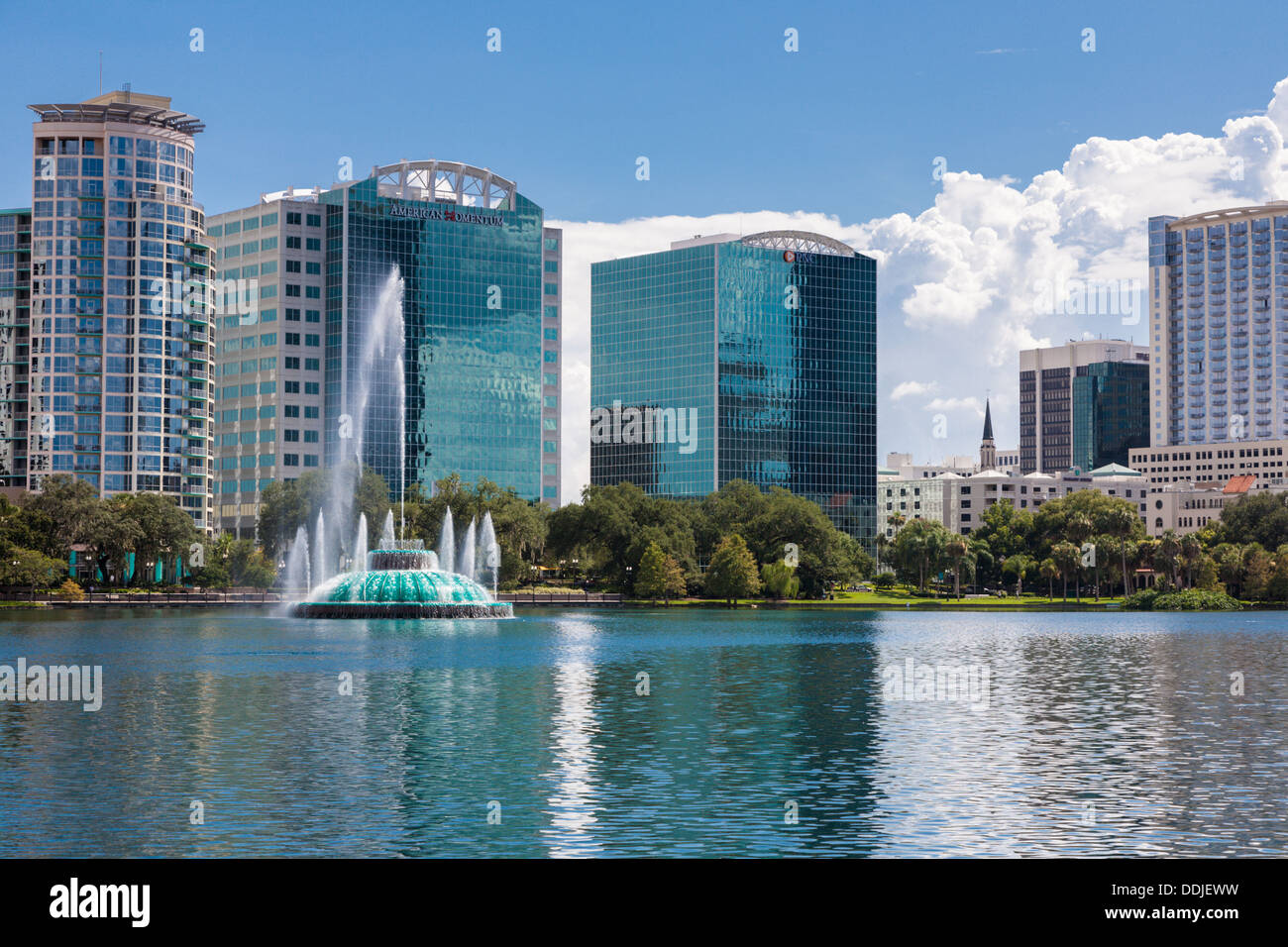 Edifici alti dietro la fontana a Lake Eola nel centro cittadino di Orlando in Florida Foto Stock