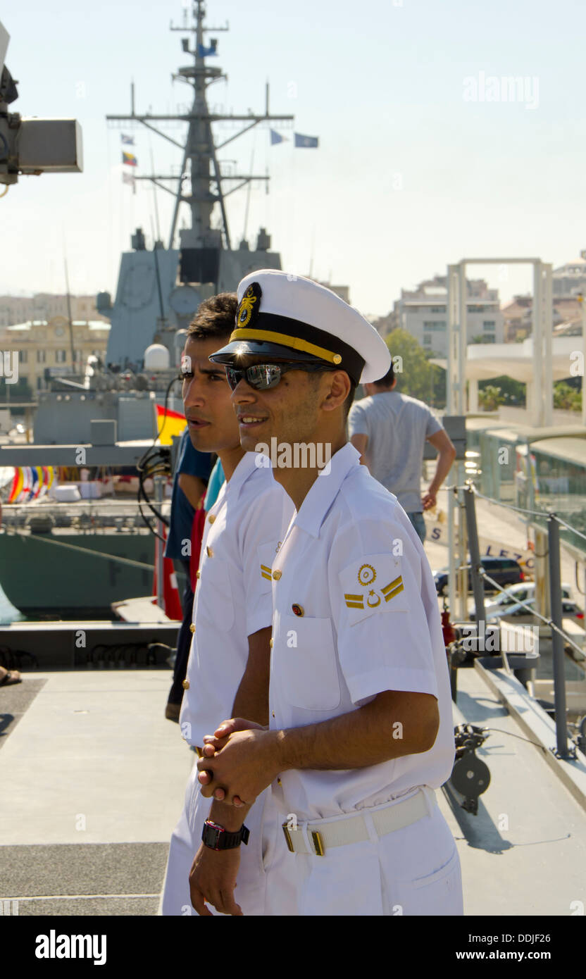 Il personale della marina militare a bordo della fregata turca Salih Reis della Nato nel porto di Malaga in Spagna Foto Stock