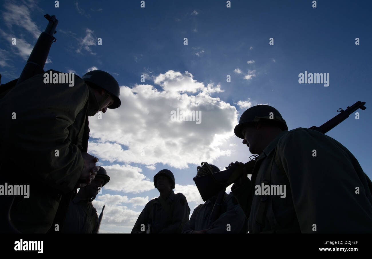 Attori soldato ottenere pronto per il settantesimo anniversario del D-Day U.S. Army Assault Training Center sul Woolacombe Beach, Devon, Regno Unito Foto Stock
