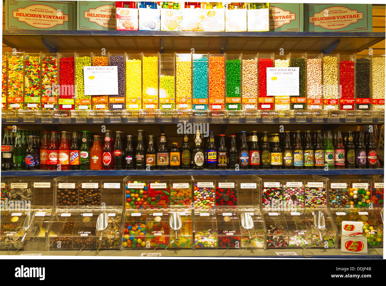 Caramelle e soft drink bottiglie visualizzato in un disegno artistico Foto Stock