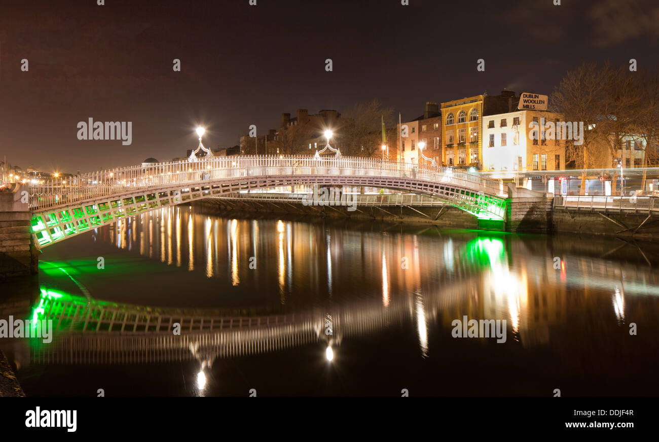 L'Ha'penny ponte sul fiume Liffey a Dublino Irlanda Foto Stock
