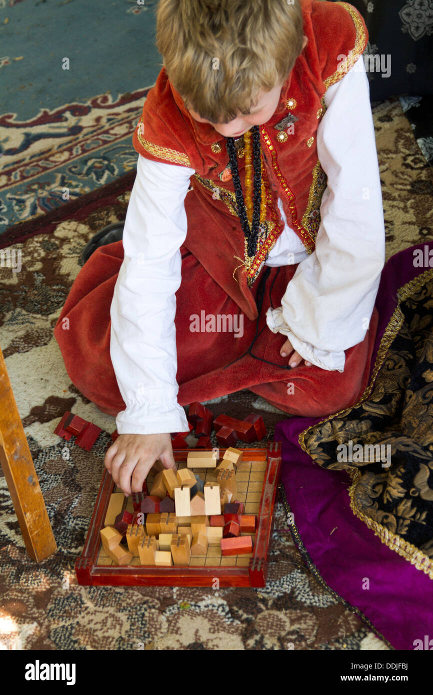 Giovane ragazzo in costume rinascimentale giocando un periodo gioco al Festival Francese a Santa Barbara in California Foto Stock