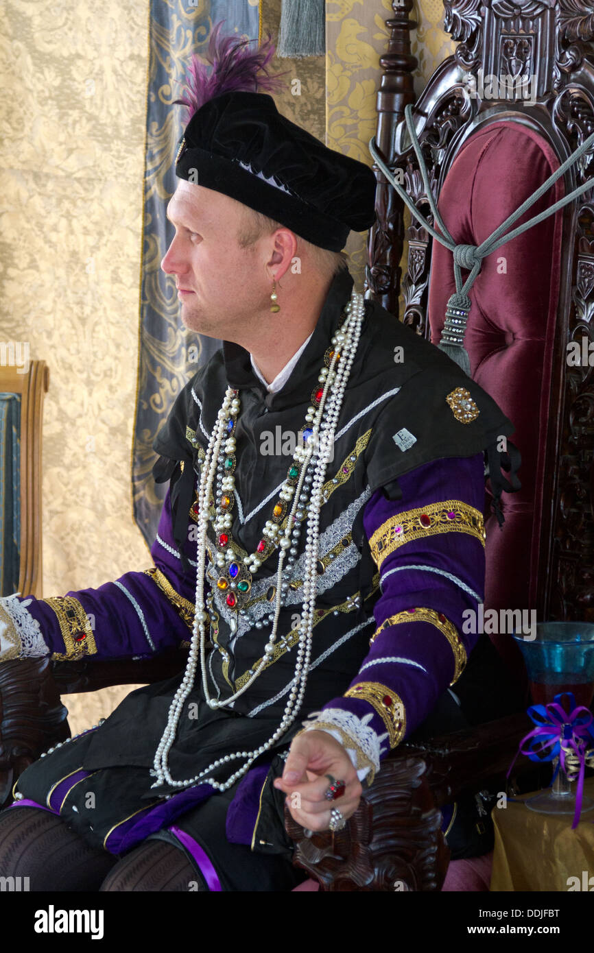 Ritratto di profilo di un uomo in ornati in costume rinascimentale al francese Festival di Santa Barbara in California Foto Stock