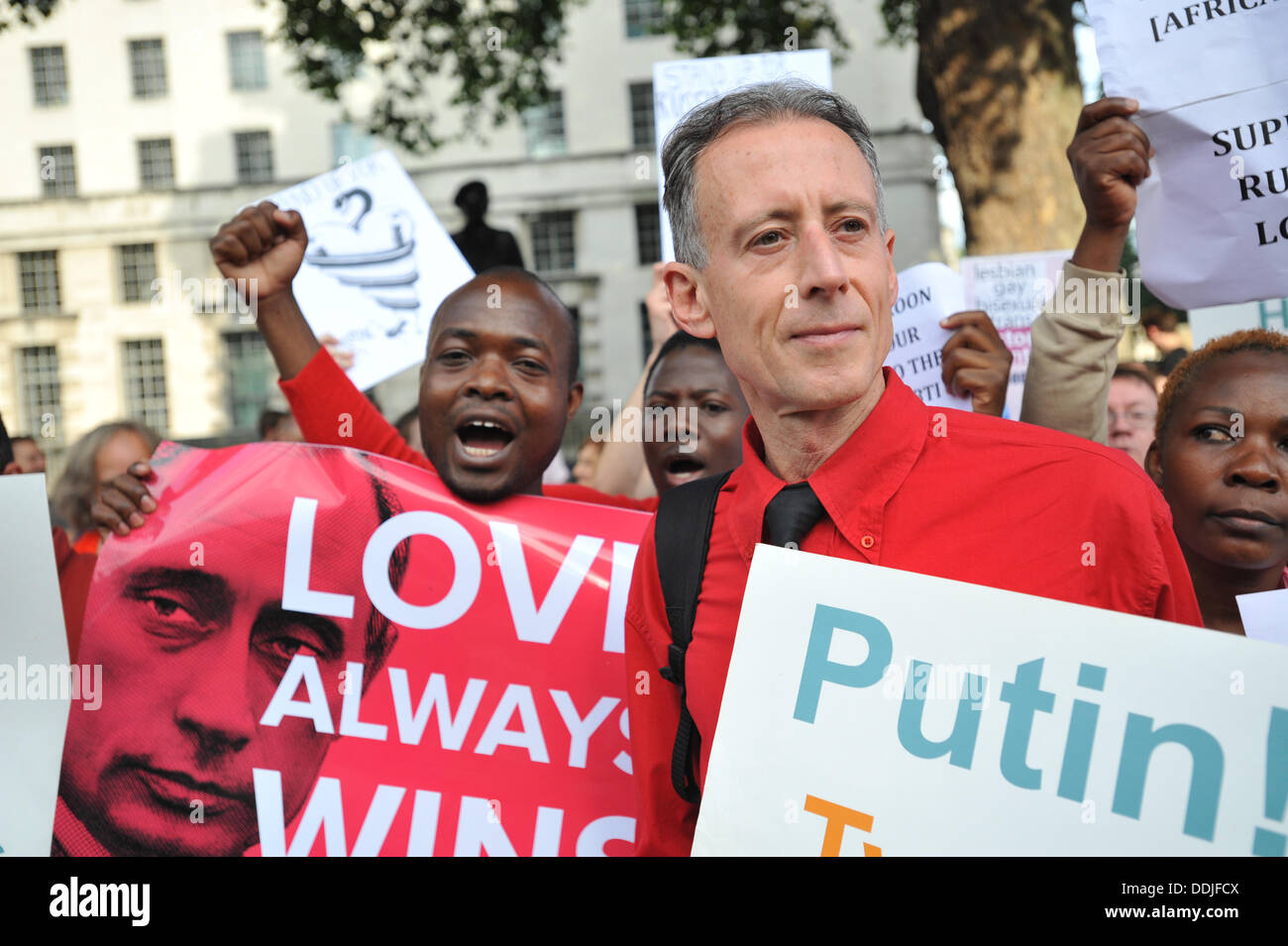 Whitehall, Londra, Regno Unito. Il 3 settembre 2013. Peter Tatchell, una giornata di azione, 'l'amore e la Russia, l'odio di omofobia' protestare di fronte a Downing Street contro l'anti-gay leggi in Russia. Credito: Matteo Chattle/Alamy Live News Foto Stock