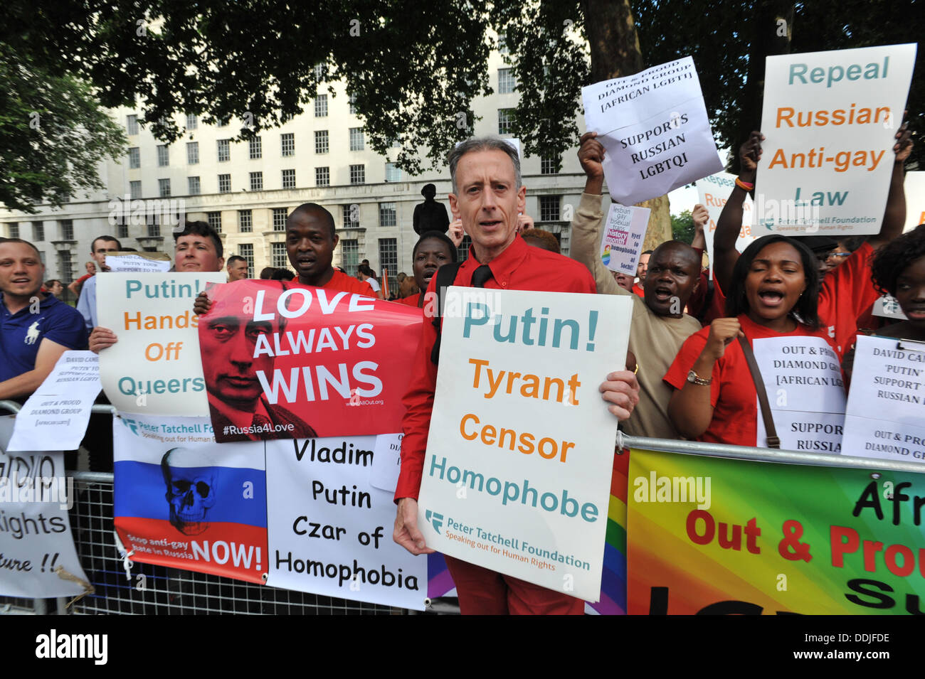 Whitehall, Londra, Regno Unito. Il 3 settembre 2013. Peter Tatchell, una giornata di azione, 'l'amore e la Russia, l'odio di omofobia' protestare di fronte a Downing Street contro l'anti-gay leggi in Russia. Credito: Matteo Chattle/Alamy Live News Foto Stock