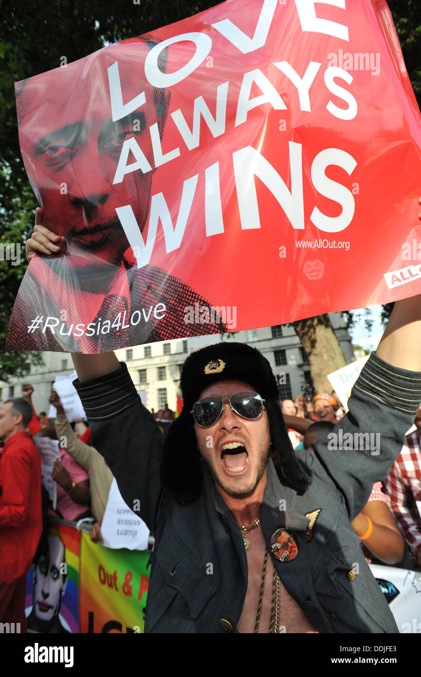 Whitehall, Londra, Regno Unito. Il 3 settembre 2013. Peter Tatchell, una giornata di azione, 'l'amore e la Russia, l'odio di omofobia' protestare di fronte a Downing Street contro l'anti-gay leggi in Russia. Credito: Matteo Chattle/Alamy Live News Foto Stock