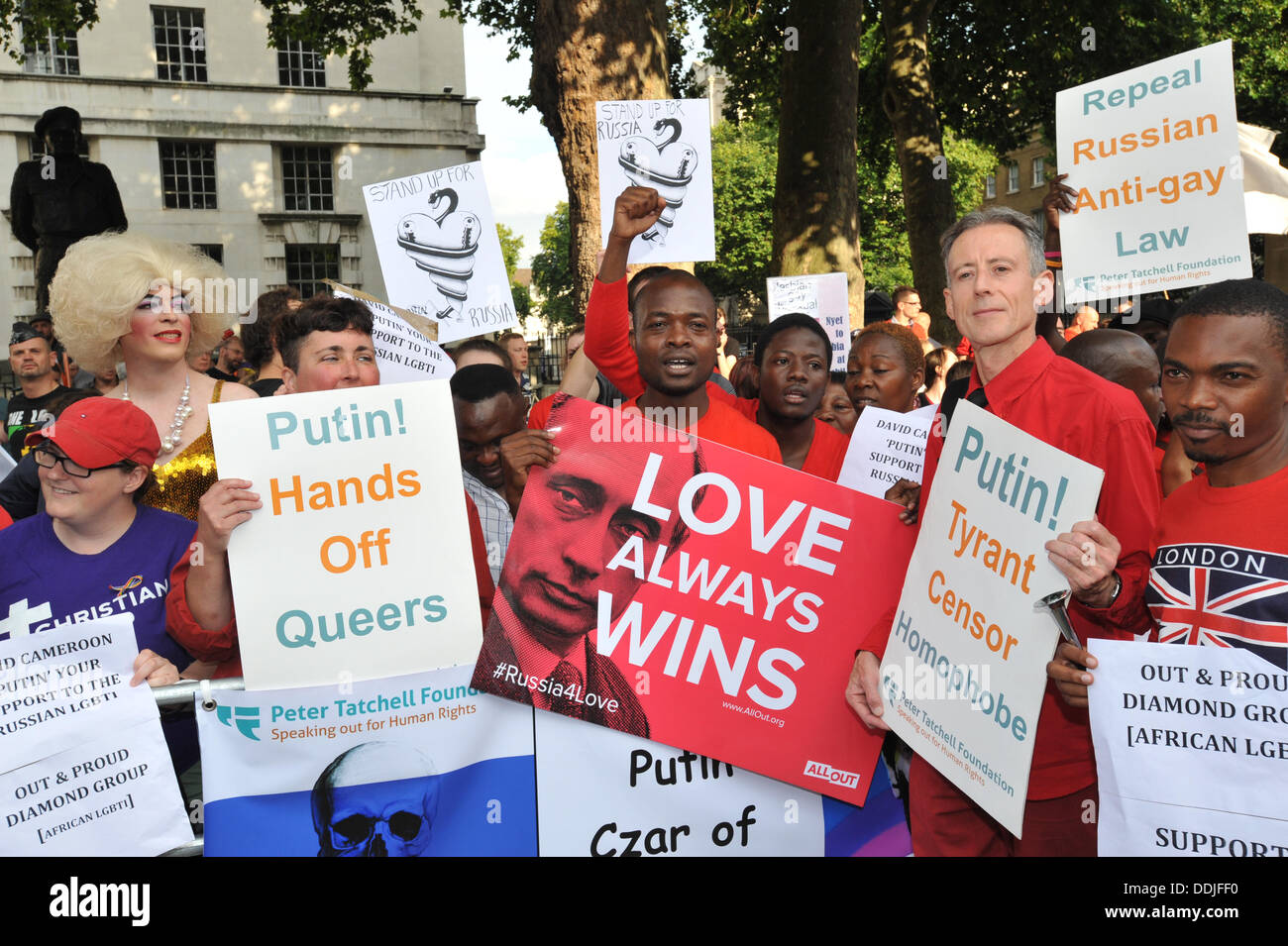 Whitehall, Londra, Regno Unito. Il 3 settembre 2013. Peter Tatchell, una giornata di azione, 'l'amore e la Russia, l'odio di omofobia' protestare di fronte a Downing Street contro l'anti-gay leggi in Russia. Credito: Matteo Chattle/Alamy Live News Foto Stock